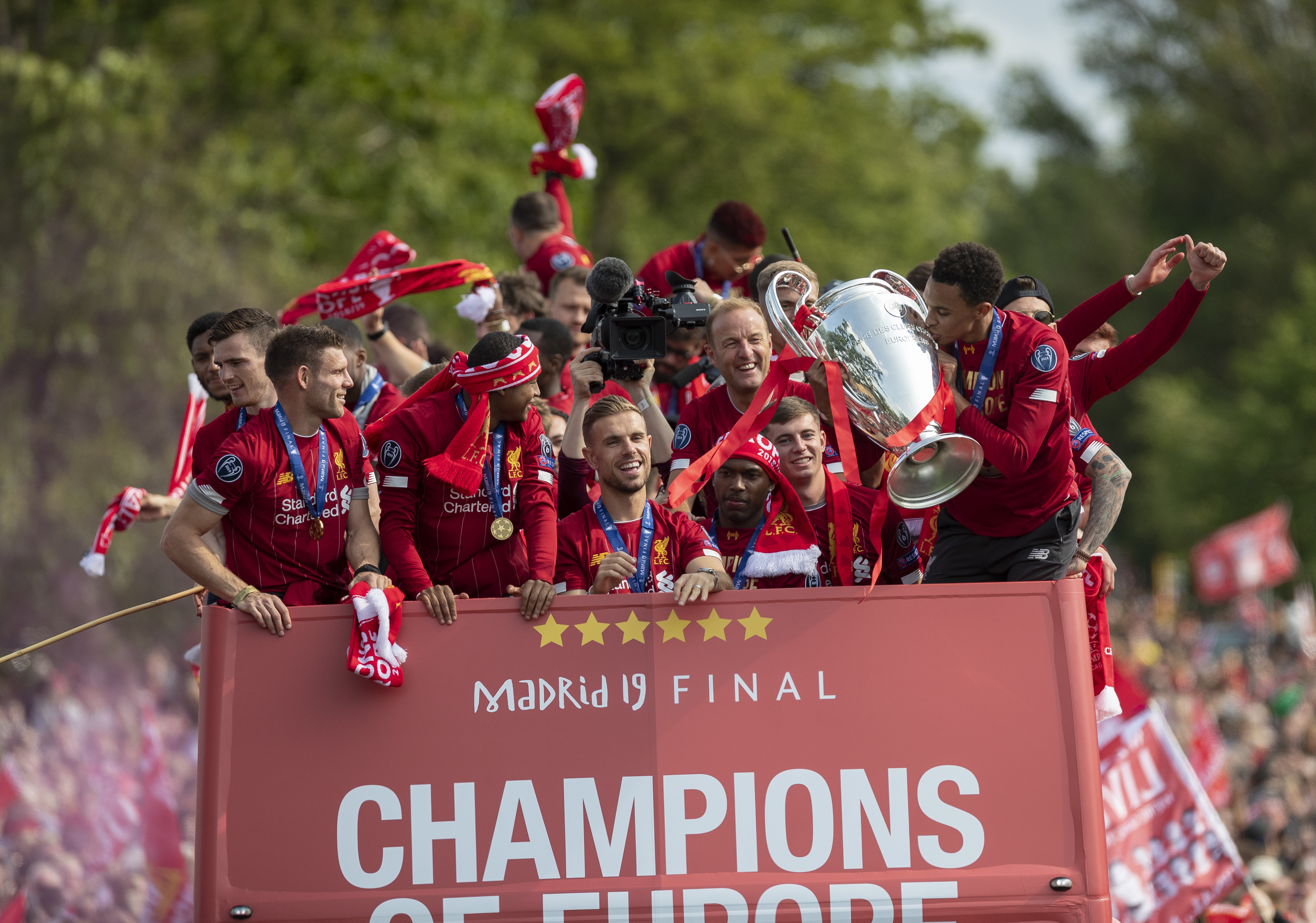 开小会？巴媒：安帅今日训练开始前和维尼修斯交谈了3分钟